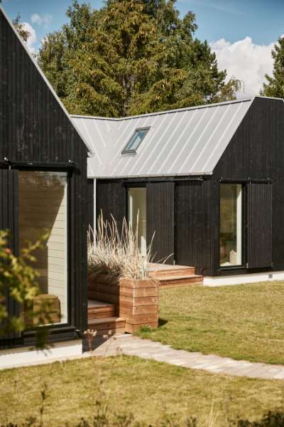 Arkitekttegnet delesommerhus beklædt med stålprofiler og træ, Skovsøvej 15, 4200 Slagelse